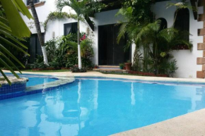 CASA REYNA,SPEED WIFI, POOL! 1 BLOCK FROM THE SEA!